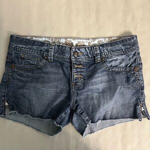 🔥 GUESS Y2K Low Rise Cutoff Denim Shorts Zip Hem Women’s 12 Stretch